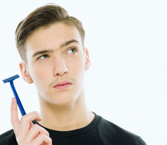 Ar trebui adolescentii sa-si rade mustata?