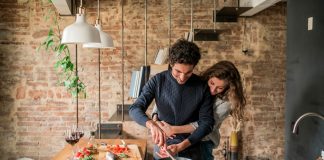 Intalniri romantice in pandemie: Ce activitati poti face cu ea?