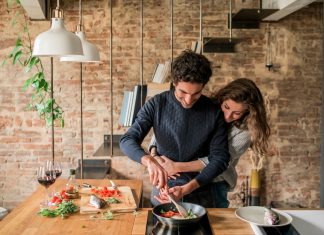 Intalniri romantice in pandemie: Ce activitati poti face cu ea?