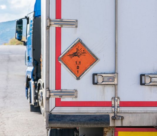 Transporturi ADR: Reguli și recomandări pentru bunuri periculoase